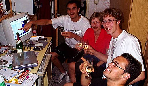 2002 wurde der erst 19-jährige Peter Fehse (2.v.r.) von den Seattle Supersonics gedraftet. Auf die gute Nachricht stieß er zu Hause mit seiner Mutter an