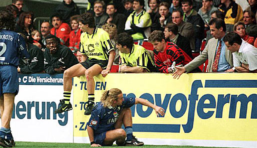 Wieder Hallenmasters 1996, diesmal auf dem Feld: BVB-Coach Ottmar Hitzfeld reicht Közle die Hand, Andreas Möller hockt auf der Bande und wartet auf seinen Einsatz