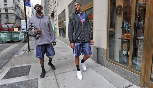 So verbringen übringes NBA-Spieler ihre Freizeit: Atlantas Marvin Williams (l.) und Al Horford vor dem Spiel in New York beim Shoppen