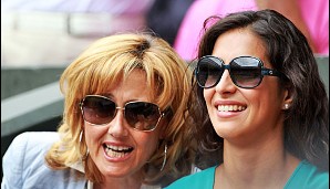 Vor den Augen der Mutter Ana Maria Parera (l.) und Freundin Maria Perello musste das Match regenbedingt an zwei Tagen ausgetragen werden