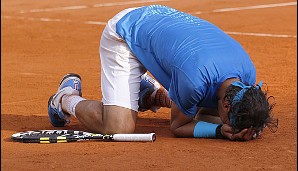 Ein Bild, welches diese Duelle prägte. Die Siegespose Nadals nach einem Sieg über Federer: Völlig erschöpft, aber überglücklich