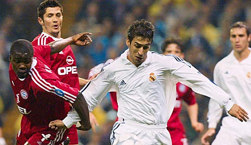 Im Viertelfinale der Champions-League-Saison 2001/2002 schaltete Real die Bayern aus. Raul kämpft hier gegen Samuel Kuffour