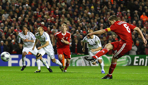 Aber auch das half nicht: Die Königlichen verloren beide Partien, das Rückspiel in Liverpool mit 0:4. Steven Gerrard verwandelt einen Handelfmeter zum 2:0