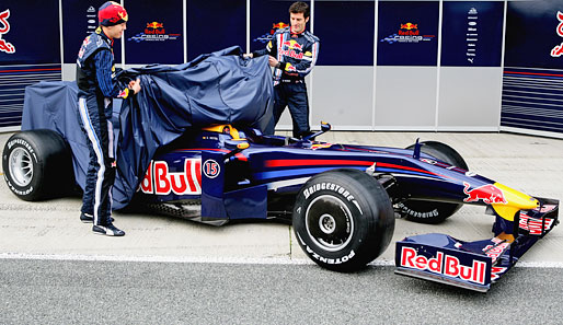 Vettel und Webber enthüllten das Auto vor Testbeginn. Wenig pompös, das ganze