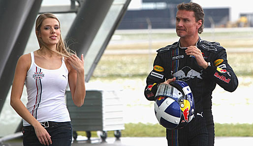 Formel 1 und schöne Frauen - eine gern gesehene Kombination: Ex-Red-Bull-Fahrer David Coulthard mit einer Schönheit auf dem Salzburger Hangar