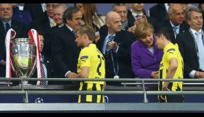 Bundeskanzlerin Angela Merkel tröstet die geschlagenen BVB-Stars