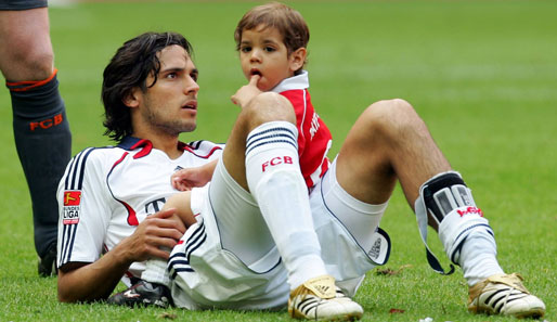 Stolzer Papa: Roque Santa Cruz mit seinem Sohn Tobias nach dem Gewinn der Bayern-Meisterschaft 2006