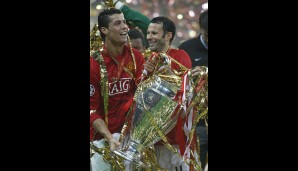 Cristiano Ronaldo (l.) und Ryan Giggs (r.) mit dem Champions-League-Pokal 2008 - dem zweiten Henkelpott für den Waliser