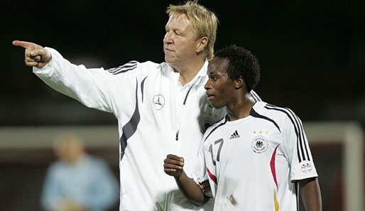 Ein Erfolgsgespann: Horst Hrubesch und Nsereko. Den Anweisungen des DFB-Trainers lauscht der Youngster gespannt