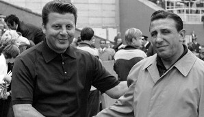 1967: Günther Brocker (l.) beglückwünscht seinen Nachfolger Fritz Langner. Bis zum 3. Spieltag hatte er selbst den Cheftrainerposten bei Werder Bremen inne