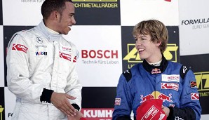 Im ersten Jahr in der Formel-3-Euroserie fuhr Vettel noch ein gewisser Lewis Hamilton um die Ohren. Der Brite wurde souverän Meister