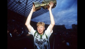 1995 war es dann endlich soweit: Effenberg gewinnt mit den Fohlen den DFB-Pokal und feiert seinen ersten großen Titel