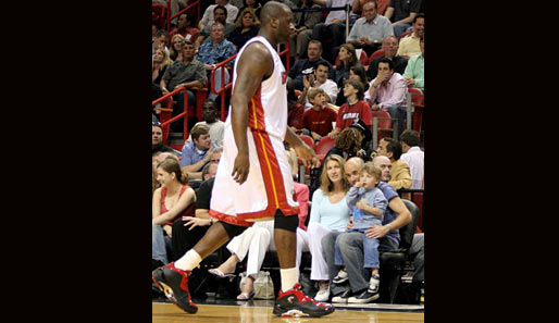 Die ganze Familie beim Basketball in Miami: Shaquille O'Neals schiere Ausmaße scheinen vor allem Jaden Gil tief zu beeindrucken