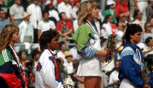 Doch das Jahr 1988 wäre nicht als Golden-Slam in die Geschichte eingegangen, hätte sie nicht auch noch bei Olympia in Seoul triumphiert