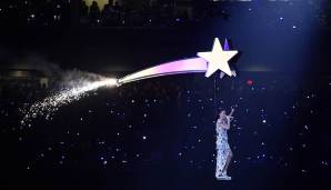 2015 kam Popstar Katy Perry über den Himmel von Glendale dahergeflogen. Lenny Kravitz und Missy Elliott hatten ebenfalls Kurzauftritte, doch die Show wurde ihnen von jemand ganz anderen gestohlen...