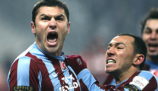 Burak Yilmaz (Trabzonspor): Er (l.) blüht unter Senol Günes richtig auf. Mit seinen neun Toren und seinem unermündlichen Antrieb über die rechte Seite ist er unersetzlich