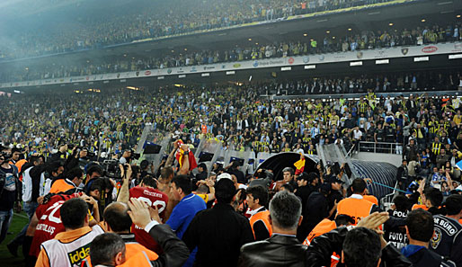 Die Galatasaray-Spieler mussten nach kurzer Jubelarie erst einmal in die Kabine verschwinden