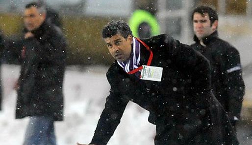 Hatte ebenfalls mit dem Schnee zu kämpfen: Galatasaray-Trainer Frank Rijkaard