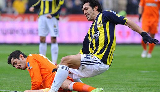 Deniz Baris macht vor der Pause den Ausgleich für Fener, doch eine Abseitsstellung verhindert die Gültigkeit des Treffers