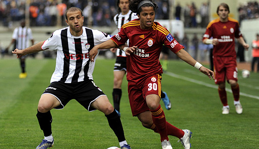 Auch Ex-Galatasaray-Spieler Mehmet Güven (l.) hat gegen Giovani und Co. kein Mittel