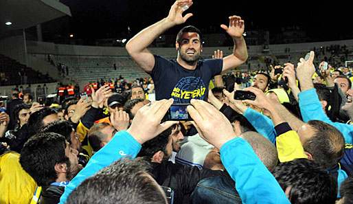 Volkan Demirel, Torhüter Fenerbahces, auf den Schultern zahlreicher Fans: Der Mann wiegt 100 Kilogramm - Respekt, Fans!
