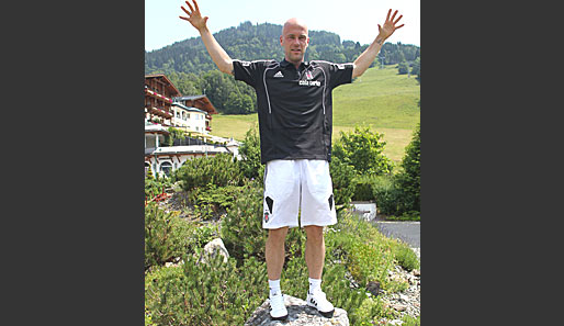 "Ich kann flieeegen", sagt Fabian Ernst. Oder mimt er einfach nur einen Adler, dem Symbol des Klubs?