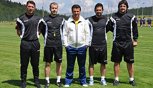 BUCASPOR: Lässige Hose, lässige Trainer: Bülent Uygun, der einst Sivasspor zum Titelkandidaten formte, hat beim Aufsteiger Buca übernommen