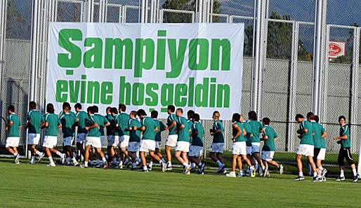 "Meister, Willkommen Zuhause!" Bursaspor wird beim Trainingsauftakt wärmstens empfangen!