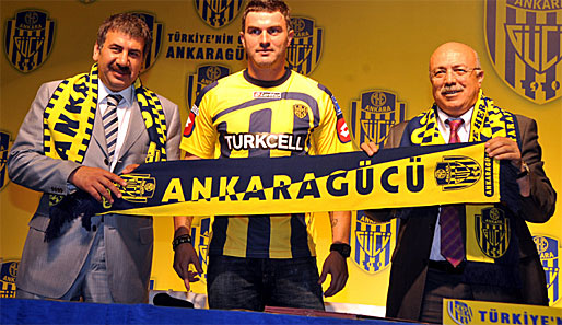 Michal Zewlakow (M.) soll in der neuen Saison die Abwehr von Ankaragücü zusammenhalten: Er kommt von Olympiakos Piräus