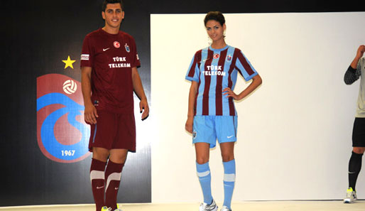 Ceyhun Gülselam (l.) und ein Model präsentieren den Trabzonspor-Look 2011
