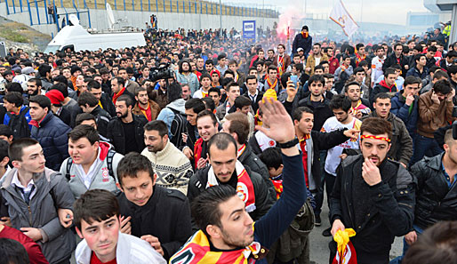 Tausende Fans warten auf Wesley Sneijder am Istanbuler Flughafen