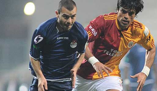 Yekta Kurtulus (l.) wechselte von Kasimpasa zu Galatasaray. Der Mittelfeldspieler kostet knapp vier Millionen Euro