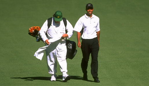 Caddie Jim "Fluff" Cowan ist Anfang an der Seite des Superstars. Bereits in seinem zweiten Profijahr gewann Tiger Woods das Masters