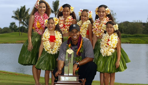 Der Hahn im Korb ist sichtlich von seinen Gratulantinnen begeistert: Tiger Woods 2002 nach seinem Sieg beim Grand Slam auf Hawaii