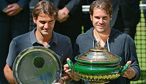 Ein großer Moment: In Halle schlug er im Endspiel den Rasen-Riesen Roger Federer und holte sich seinen 13. Turniersieg auf der ATP-Tour. Dirk Nowitzki twitterte: "Gratulation, Du bist mein Held!"