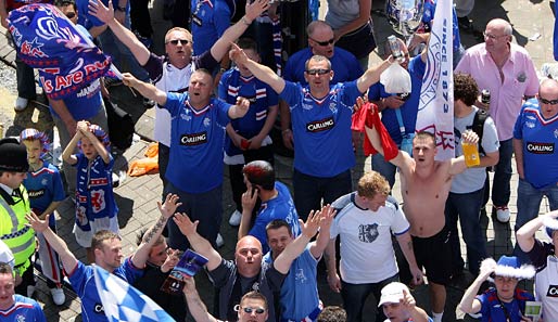 Platz 15: Glasgow Rangers. Die Fans von "The Gers" folgen ihren Lieblingen überall hin. Im Ibrox Park verfolgen 49.533 Zuschauer die Partien des schottischen Rekordmeisters