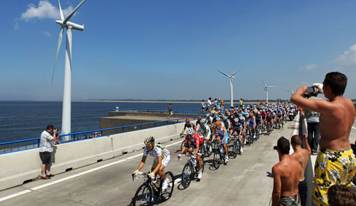 Doch zunächst führte die Strecke an der windigen Nordseeküste entlang. Windkanten blieben aber aus. Contador wird's gefreut haben...