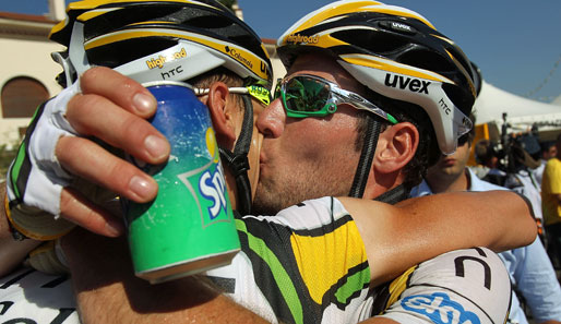 Küsschen für Mark Renshaw: Mark Cavendish bedankt sich für die perfekte Sprint-Vorbereitung auf seine besondere Art