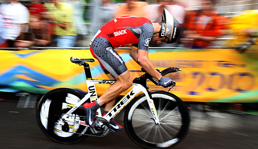 Als drittletzter Fahrer rollte die große Radsport-Ikone von der Rampe: Lance Armstrong (RSH) fand direkt einen guten Tritt...