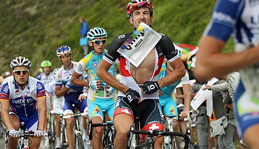 Fabian Cancellara macht sich schon mal frei für die Zeitung. Gleich geht es in die Abfahrt