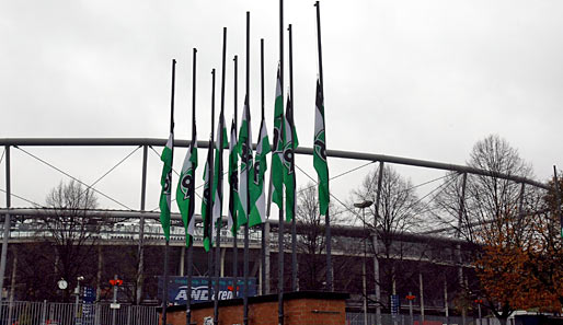 Hannover 96 setzte seine Fahnen vor der Arena auf Halbmast.