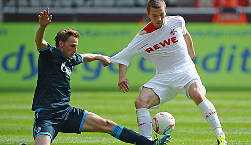Gefällt das weiße Heimtrikot des FC Köln Benedikt Höwedes so gut, dass er es Lukas Podolski gleich vom Leibe reißen möchte?