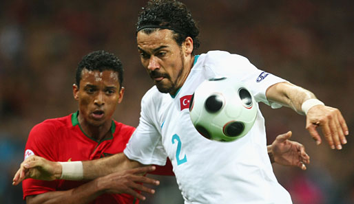 Der Koloss in der Abwehr: Galatasarays Servet Cetin (r.) ist der Chef der Defensive