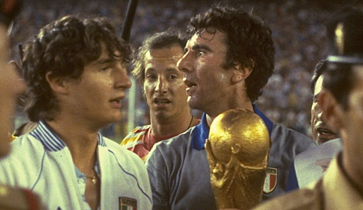 Dino Zoff - Dino Nazionale. Be Italiens WM-Titel 1982 war er 40 - und damit ältester Weltmeister aller Zeiten. 2000 erreichte er als Trainer der Squadra Azzurra das EM-Finale