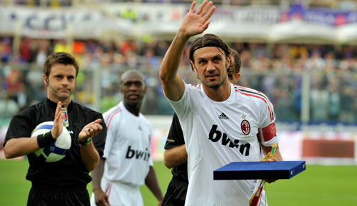 Mailands Legende schlechthin: Paolo Maldini. Mit 40 Jahren bestritt er 2009 sein letztes von über insgesamt 600 Spielen für den AC Milan. Da applaudiert selbst der Schiri