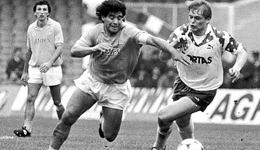 Borowka gegen den großen Diego Maradona - hier auf Vereinsebene im UEFA-Pokal 1989/1990. Bremen setzte sich mit 3:2 und 5:1 gegen Neapel durch