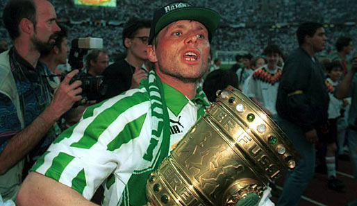 Zweimal gewann Borowka mit Werder den DFB-Pokal (1991 und 1994). Hier läuft er beim zweiten Erfolg mit dem Pott eine Ehrenrunde im Berliner Olympiastadion