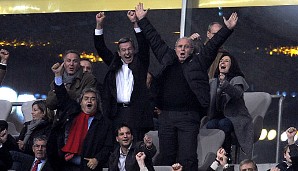 Mittlerweile jubelt Hoeneß neben seinen Kollegen aus dem Vorstand auf der Hauptribüne der Arena