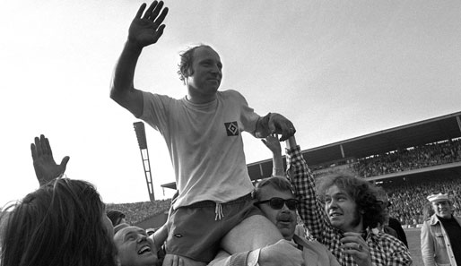 Bei seinem Abschiedsspiel am 1. Mai 1972 wird Uwe Seeler von den Fans vom Platz getragen