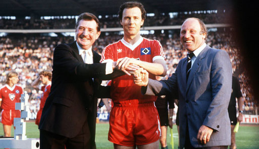 Fritz Walter (l.) und Uwe Seeler (r.) verabschieden am 1. Juni 1982 Franz Beckenbauer
